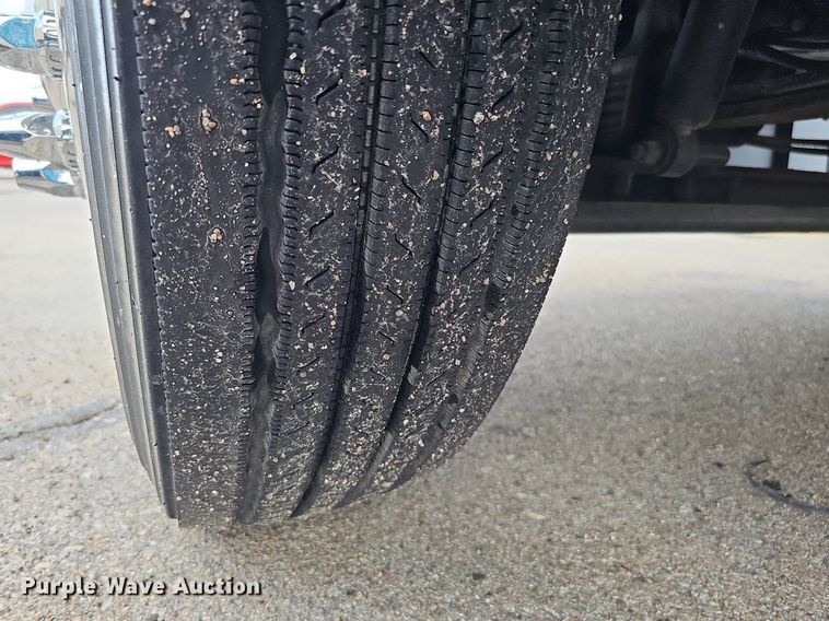 image for item DO2821 1999 Freightliner FLD120  semi truck