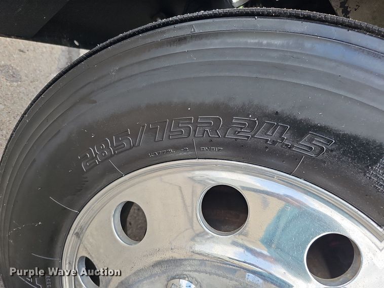 image for item DO2821 1999 Freightliner FLD120  semi truck