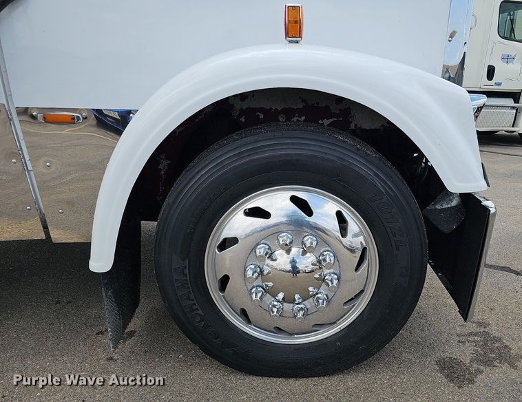 image for item DO2821 1999 Freightliner FLD120  semi truck