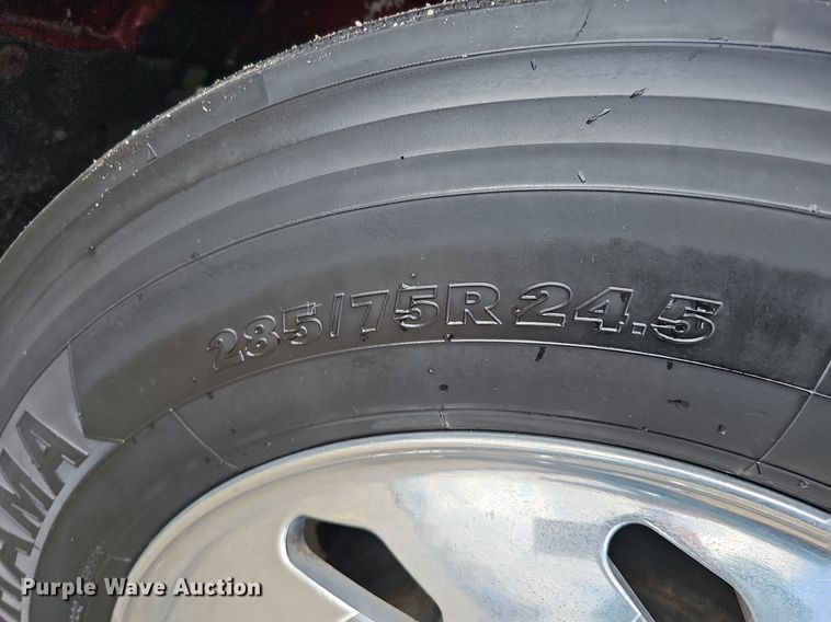 image for item DO2821 1999 Freightliner FLD120  semi truck