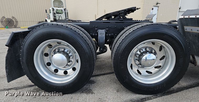 image for item DO2821 1999 Freightliner FLD120  semi truck