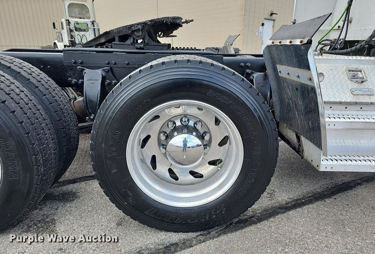 image for item DO2821 1999 Freightliner FLD120  semi truck