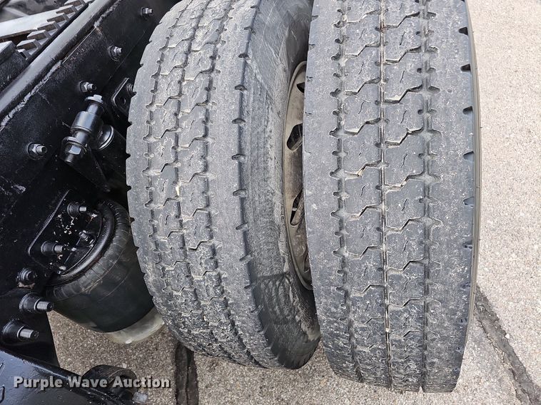 image for item DO2821 1999 Freightliner FLD120  semi truck