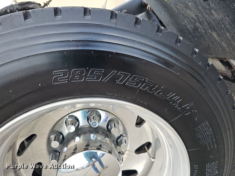 image for item DO2821 1999 Freightliner FLD120  semi truck