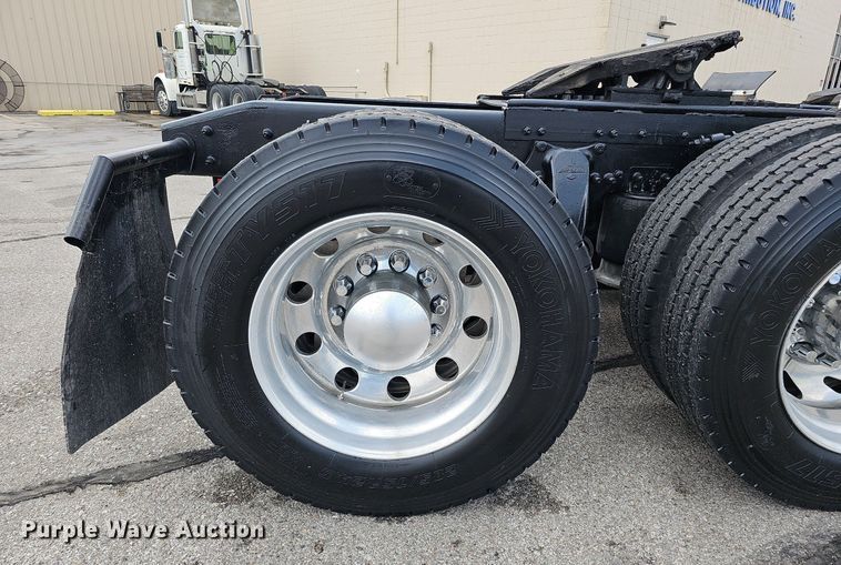 image for item DO2821 1999 Freightliner FLD120  semi truck