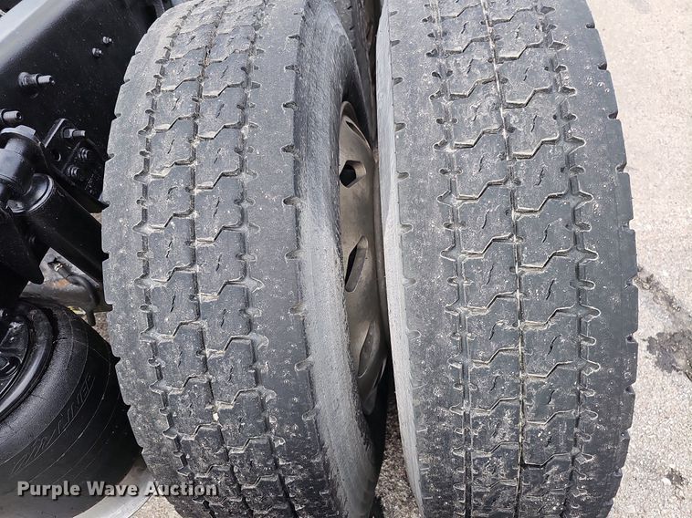 image for item DO2821 1999 Freightliner FLD120  semi truck