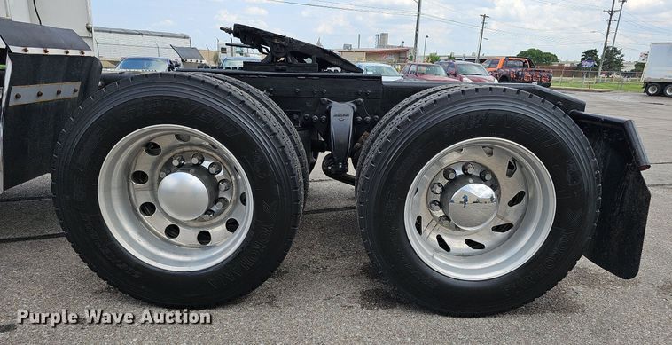 image for item DO2821 1999 Freightliner FLD120  semi truck