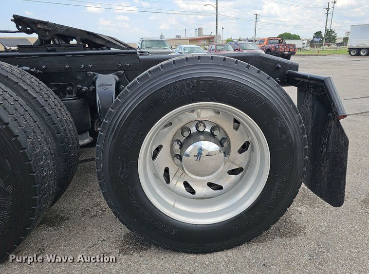 image for item DO2821 1999 Freightliner FLD120  semi truck