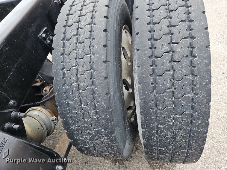 image for item DO2821 1999 Freightliner FLD120  semi truck