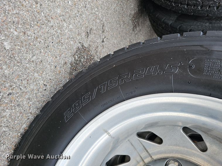 image for item DO2821 1999 Freightliner FLD120  semi truck