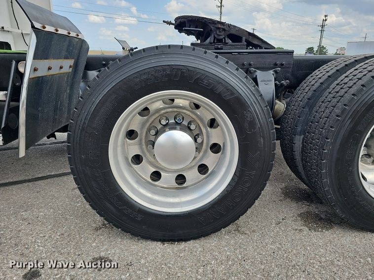 image for item DO2821 1999 Freightliner FLD120  semi truck