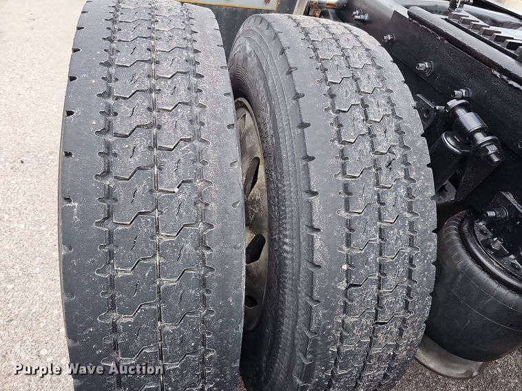 image for item DO2821 1999 Freightliner FLD120  semi truck