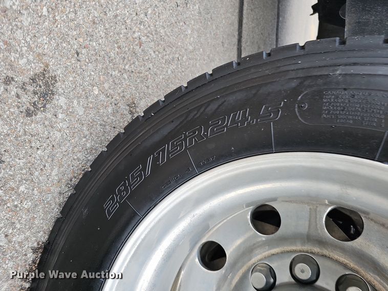 image for item DO2821 1999 Freightliner FLD120  semi truck