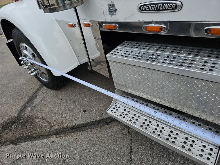 image for item DO2821 1999 Freightliner FLD120  semi truck