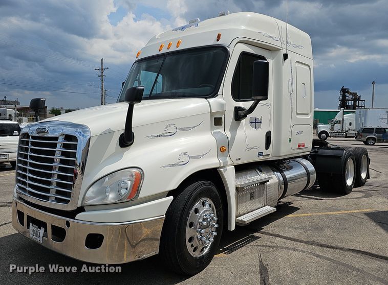 image for item DO2822 2012 Freightliner Cascadia 125  semi truck