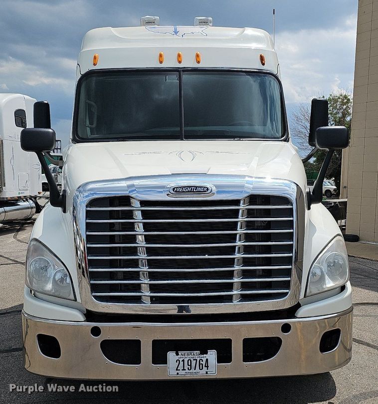image for item DO2822 2012 Freightliner Cascadia 125  semi truck
