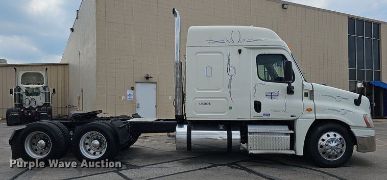 image for item DO2822 2012 Freightliner Cascadia 125  semi truck