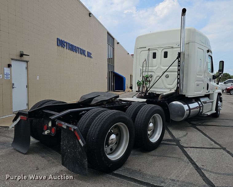 image for item DO2822 2012 Freightliner Cascadia 125  semi truck