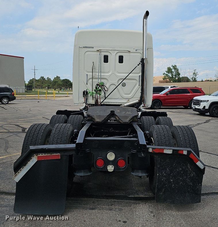 image for item DO2822 2012 Freightliner Cascadia 125  semi truck