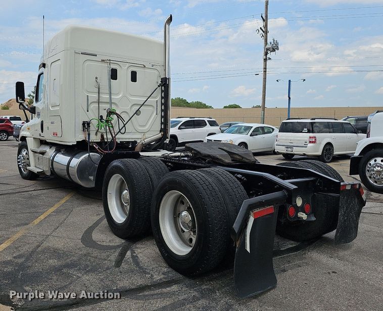 image for item DO2822 2012 Freightliner Cascadia 125  semi truck