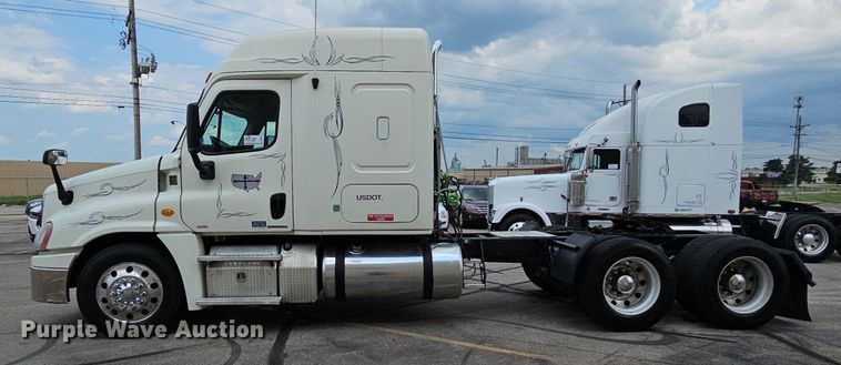 image for item DO2822 2012 Freightliner Cascadia 125  semi truck