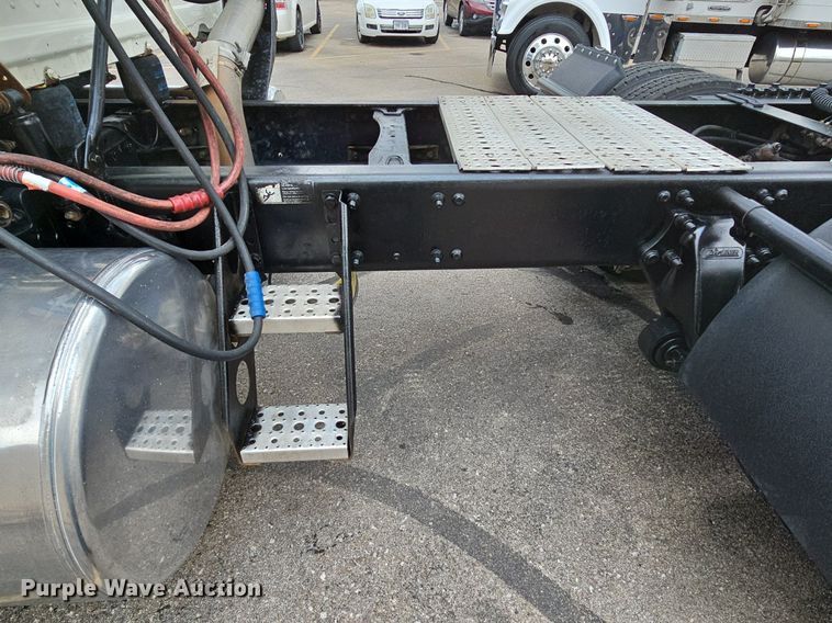 image for item DO2822 2012 Freightliner Cascadia 125  semi truck