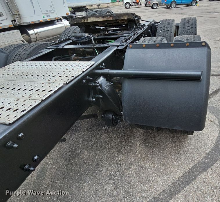 image for item DO2822 2012 Freightliner Cascadia 125  semi truck