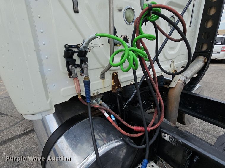 image for item DO2822 2012 Freightliner Cascadia 125  semi truck