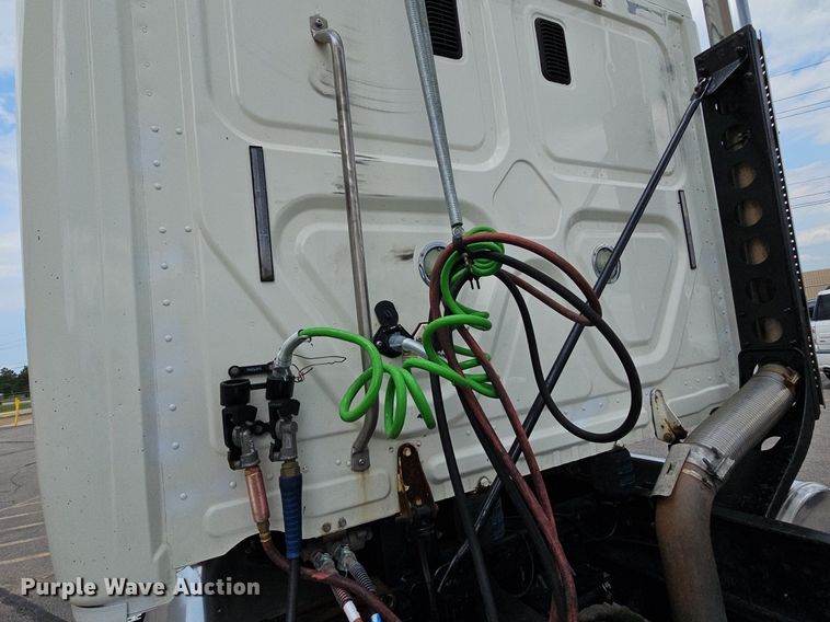 image for item DO2822 2012 Freightliner Cascadia 125  semi truck