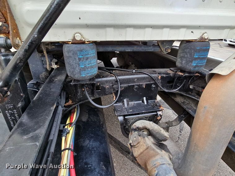 image for item DO2822 2012 Freightliner Cascadia 125  semi truck