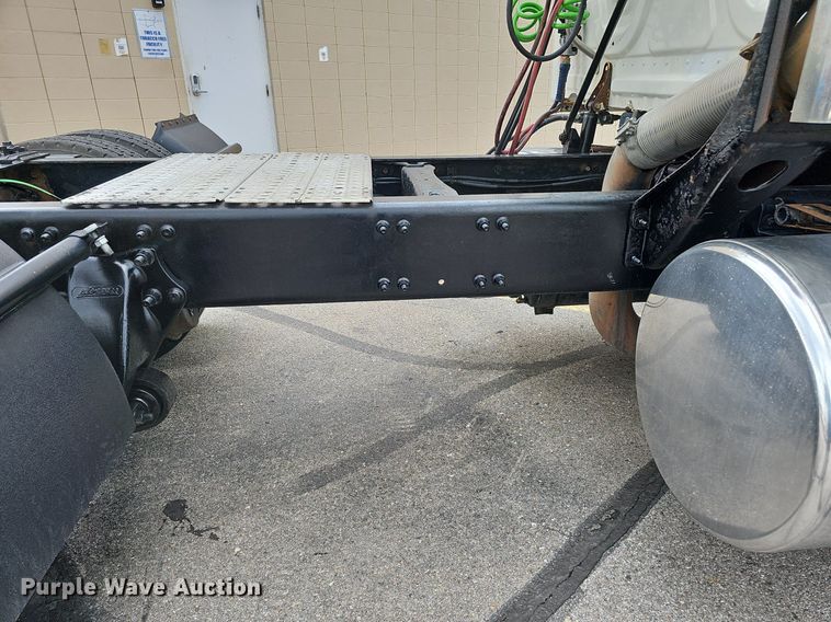 image for item DO2822 2012 Freightliner Cascadia 125  semi truck