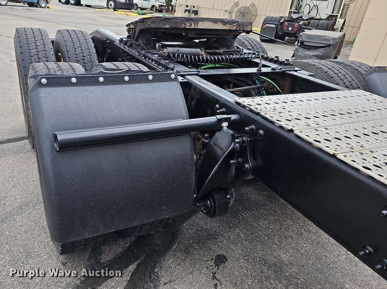 image for item DO2822 2012 Freightliner Cascadia 125  semi truck