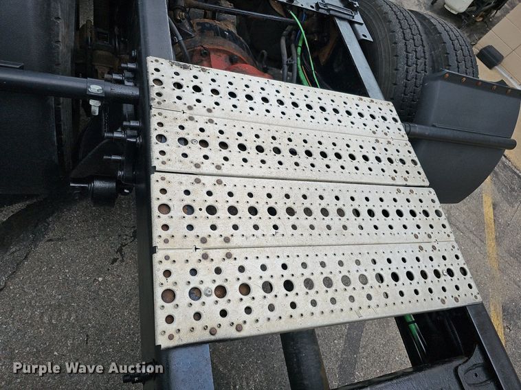 image for item DO2822 2012 Freightliner Cascadia 125  semi truck