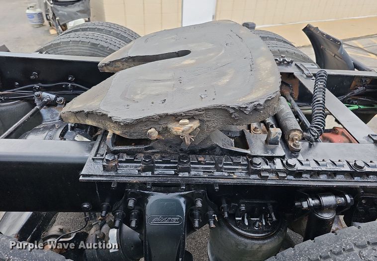 image for item DO2822 2012 Freightliner Cascadia 125  semi truck