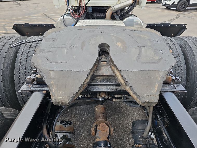 image for item DO2822 2012 Freightliner Cascadia 125  semi truck