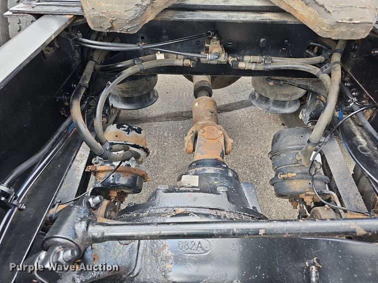 image for item DO2822 2012 Freightliner Cascadia 125  semi truck