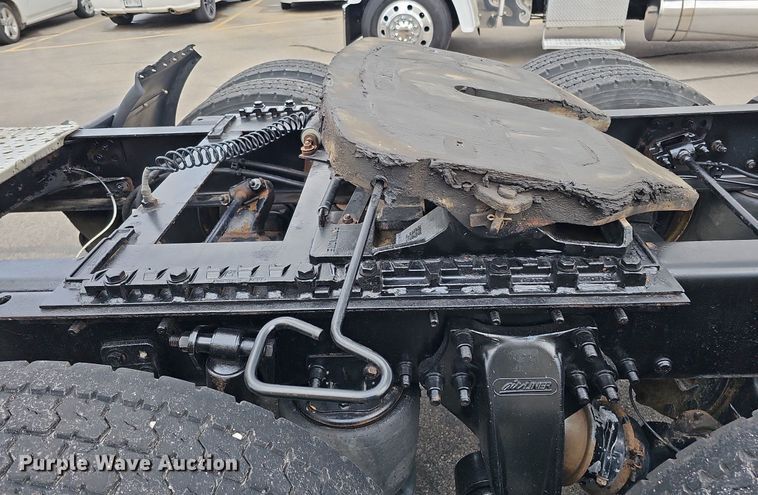 image for item DO2822 2012 Freightliner Cascadia 125  semi truck