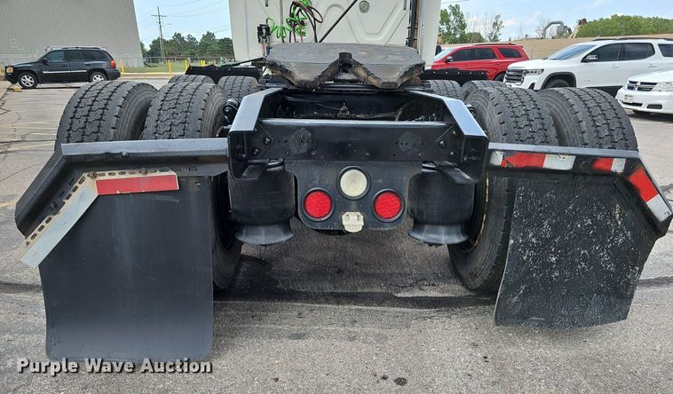 image for item DO2822 2012 Freightliner Cascadia 125  semi truck