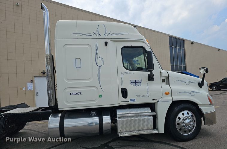 image for item DO2822 2012 Freightliner Cascadia 125  semi truck