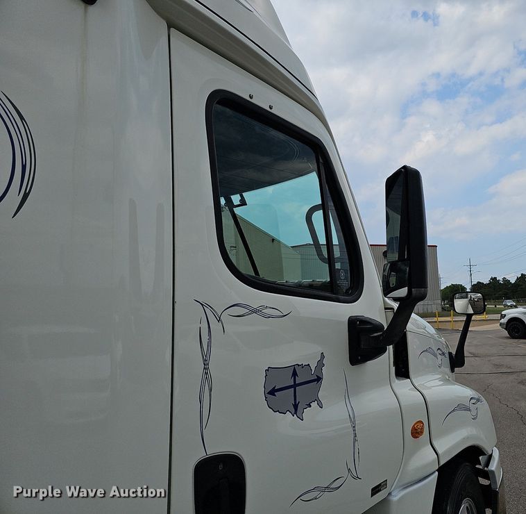 image for item DO2822 2012 Freightliner Cascadia 125  semi truck