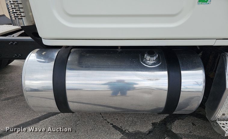 image for item DO2822 2012 Freightliner Cascadia 125  semi truck