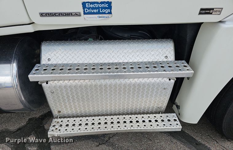 image for item DO2822 2012 Freightliner Cascadia 125  semi truck