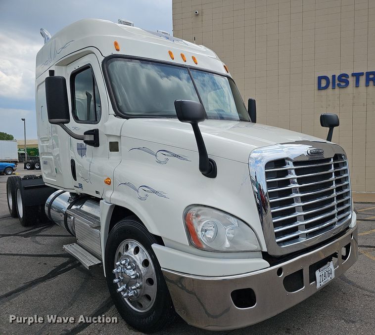 image for item DO2822 2012 Freightliner Cascadia 125  semi truck