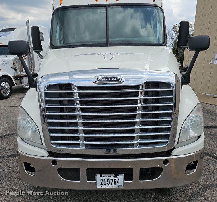 image for item DO2822 2012 Freightliner Cascadia 125  semi truck