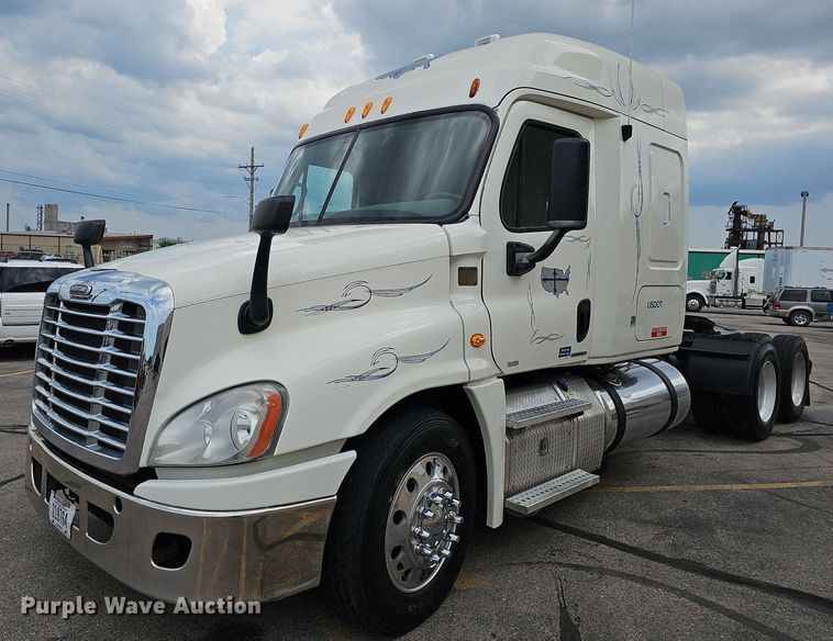 image for item DO2822 2012 Freightliner Cascadia 125  semi truck