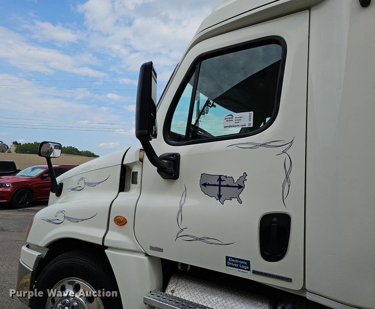 image for item DO2822 2012 Freightliner Cascadia 125  semi truck