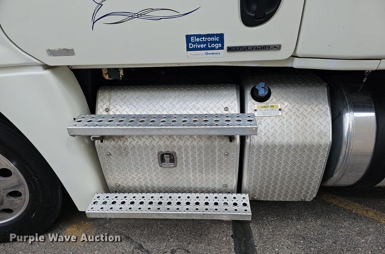 image for item DO2822 2012 Freightliner Cascadia 125  semi truck
