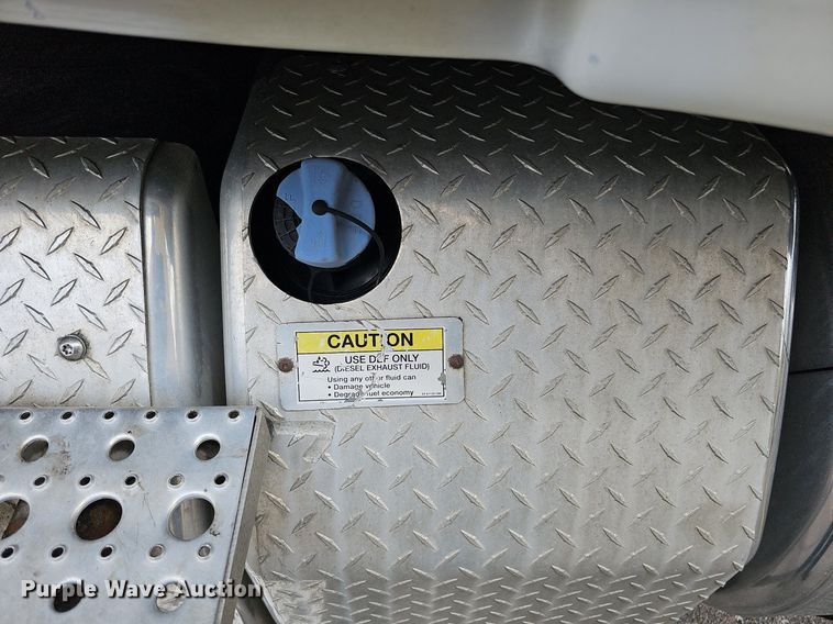 image for item DO2822 2012 Freightliner Cascadia 125  semi truck