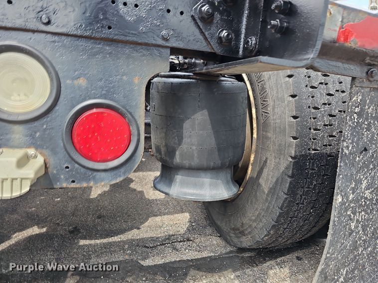 image for item DO2822 2012 Freightliner Cascadia 125  semi truck