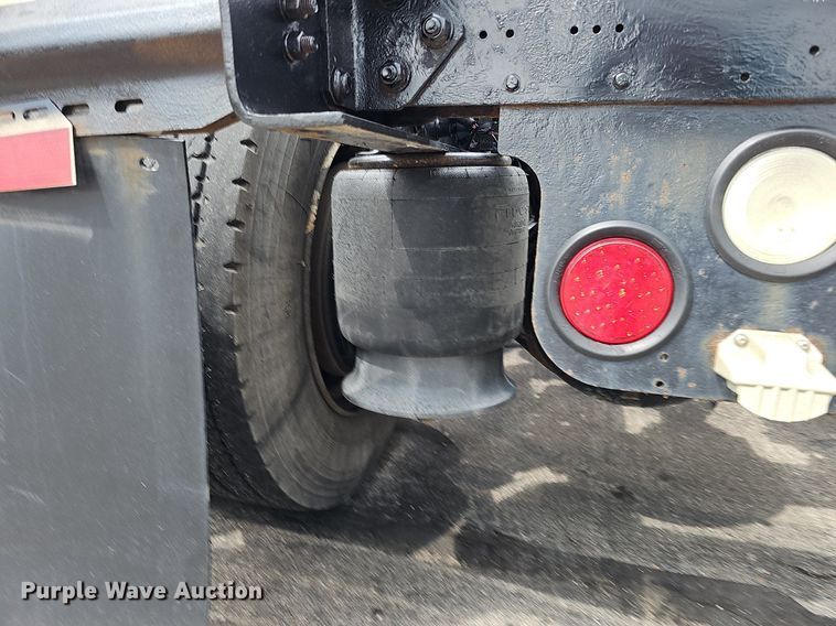 image for item DO2822 2012 Freightliner Cascadia 125  semi truck